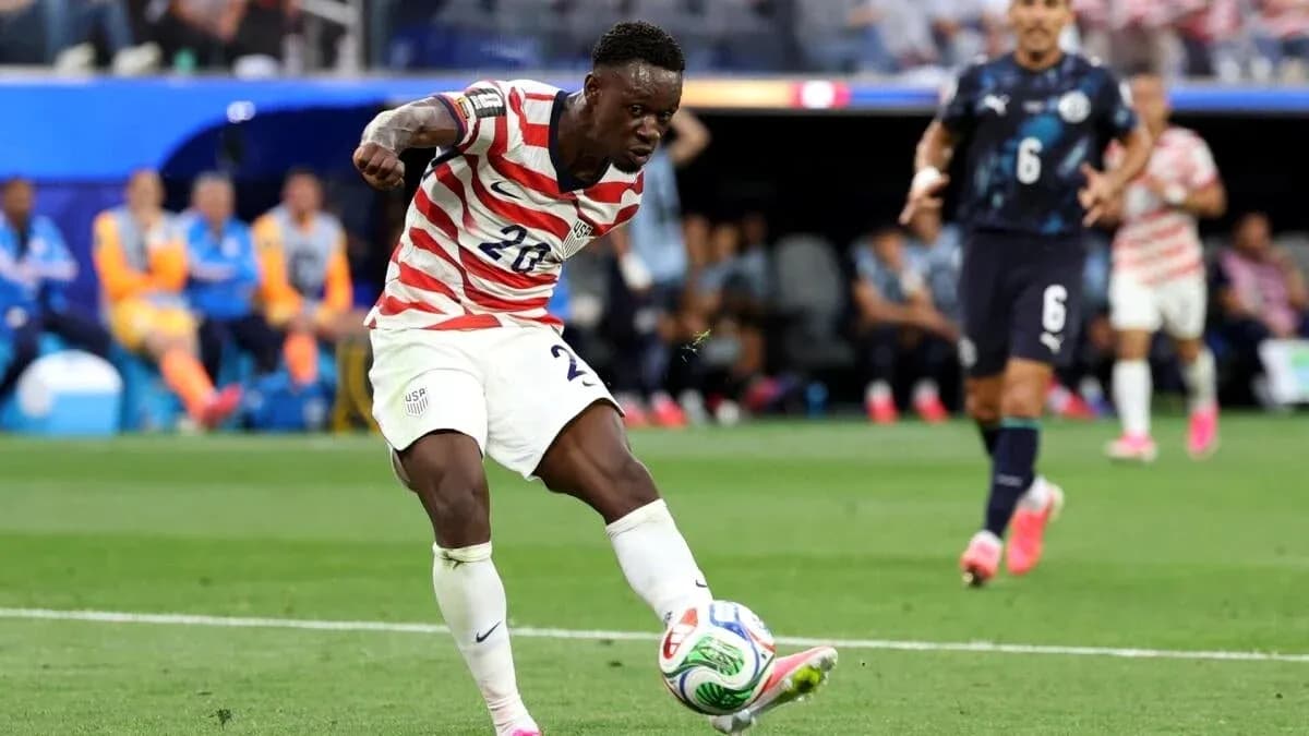 Jugador de Estados Unidos disparando el balón en partido