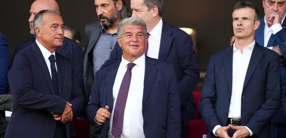 Dirigentes en palco durante un evento deportivo