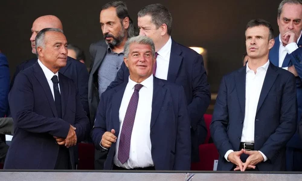 Dirigentes en palco durante un evento deportivo
