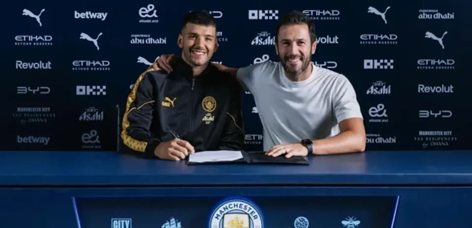 Jugador firmando contrato con el club en mesa