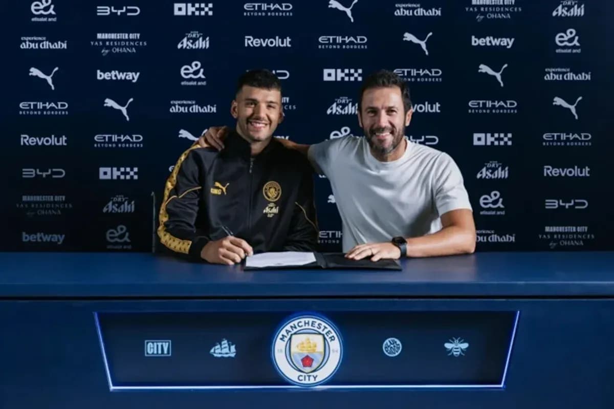 Jugador firmando contrato con el club en mesa