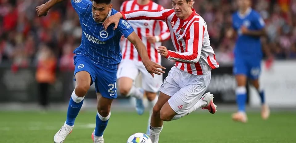 Jugador de Brighton luchando por el balón con rival