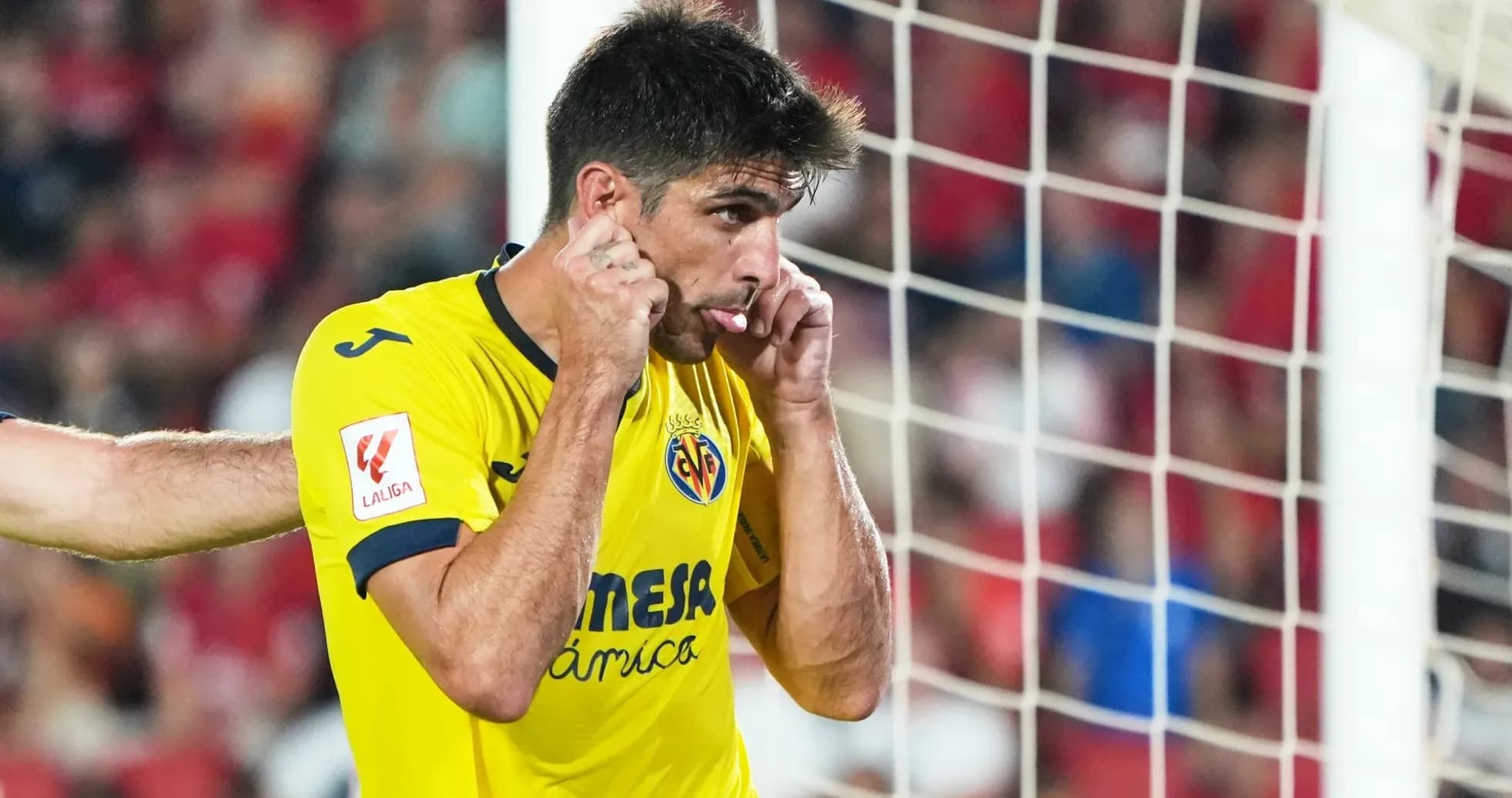 Jugador de Villarreal en acción durante el partido