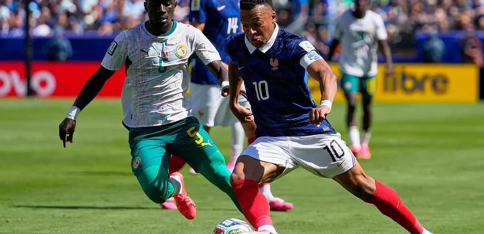 Jugadores de Francia y Senegal en el Mundial
