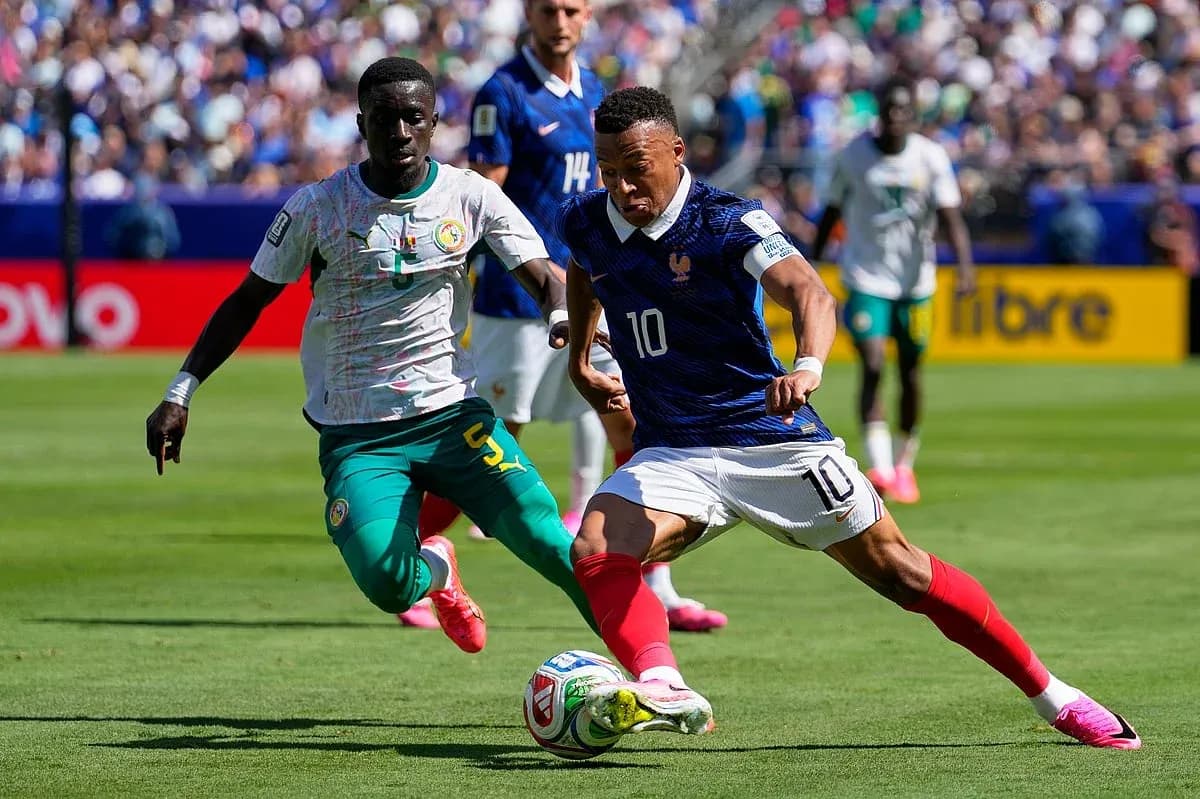 Jugadores de Francia y Senegal en el Mundial
