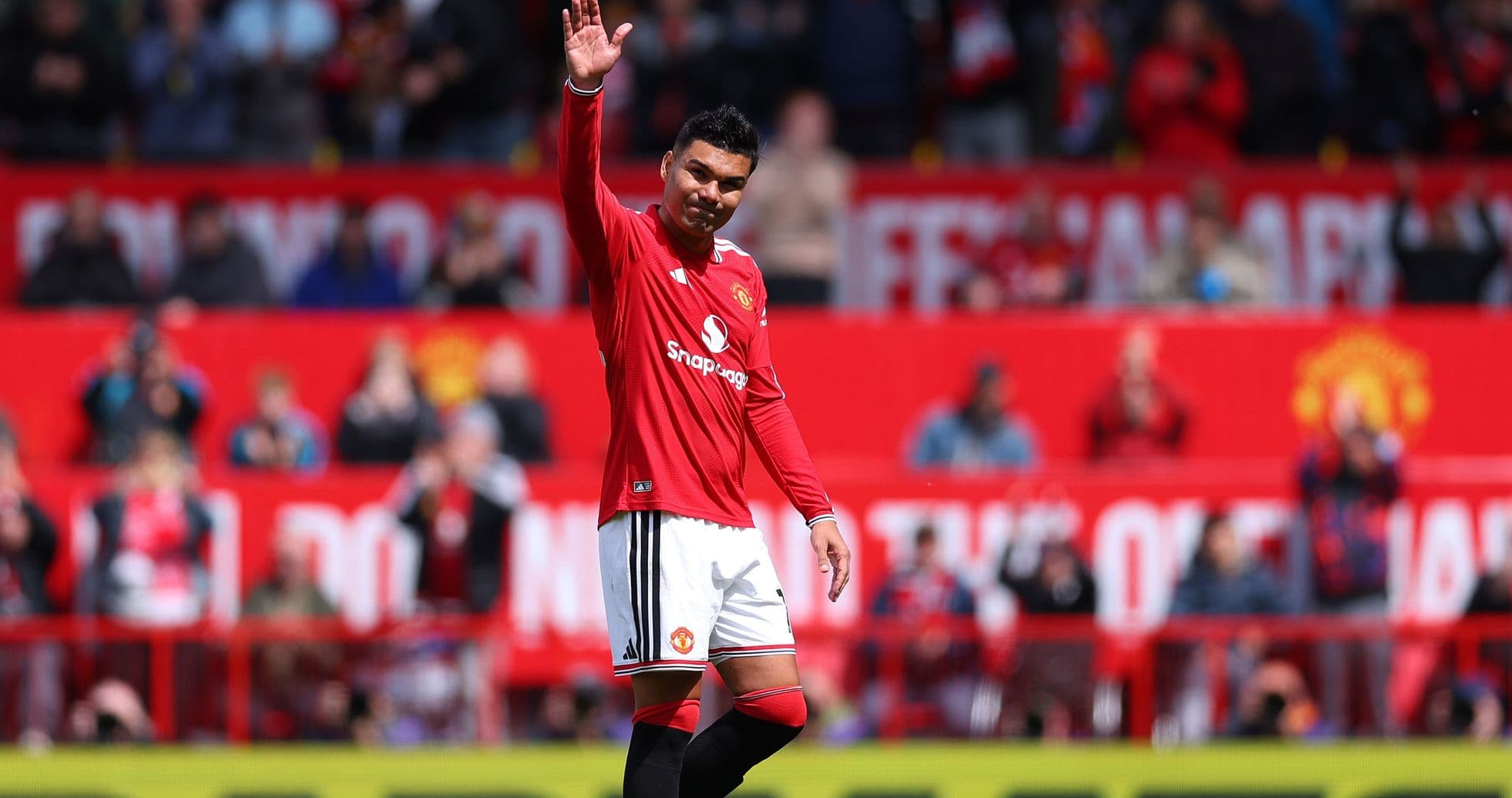 Jugador saludando a la afición en Old Trafford