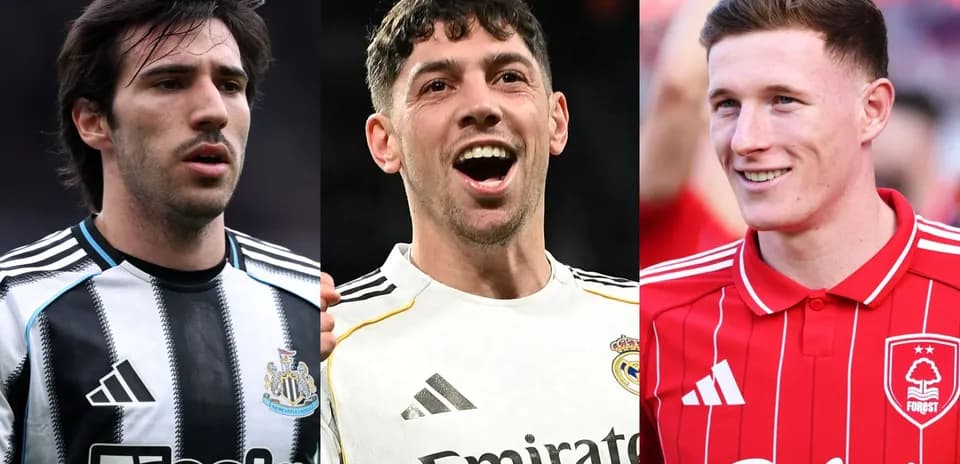 Tres jugadores de fútbol posando en sus camisetas