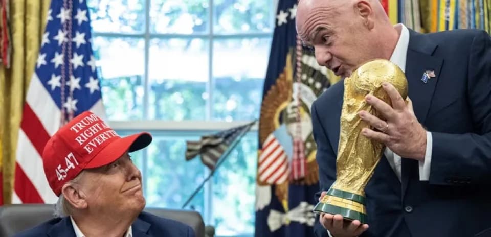 Presentación de la Copa del Mundo en oficina