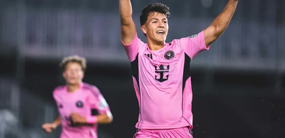 Jugador celebrando un gol con uniforme rosa