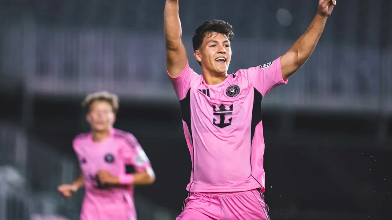 Jugador celebrando un gol con uniforme rosa