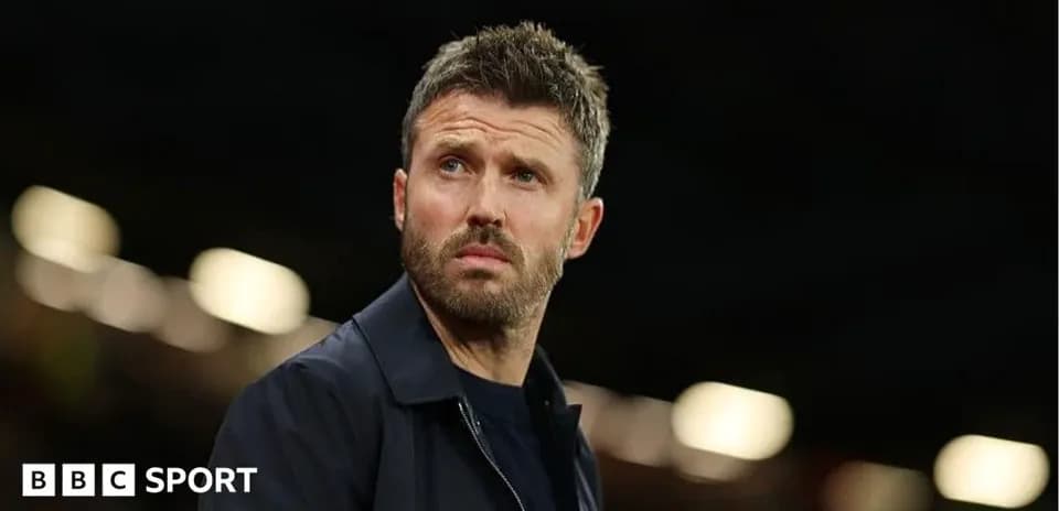 Entrenador observando el partido desde la banda