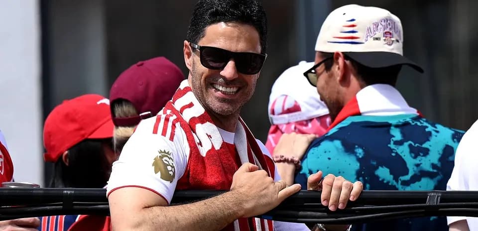 Hombre con gafas sonriendo en evento deportivo