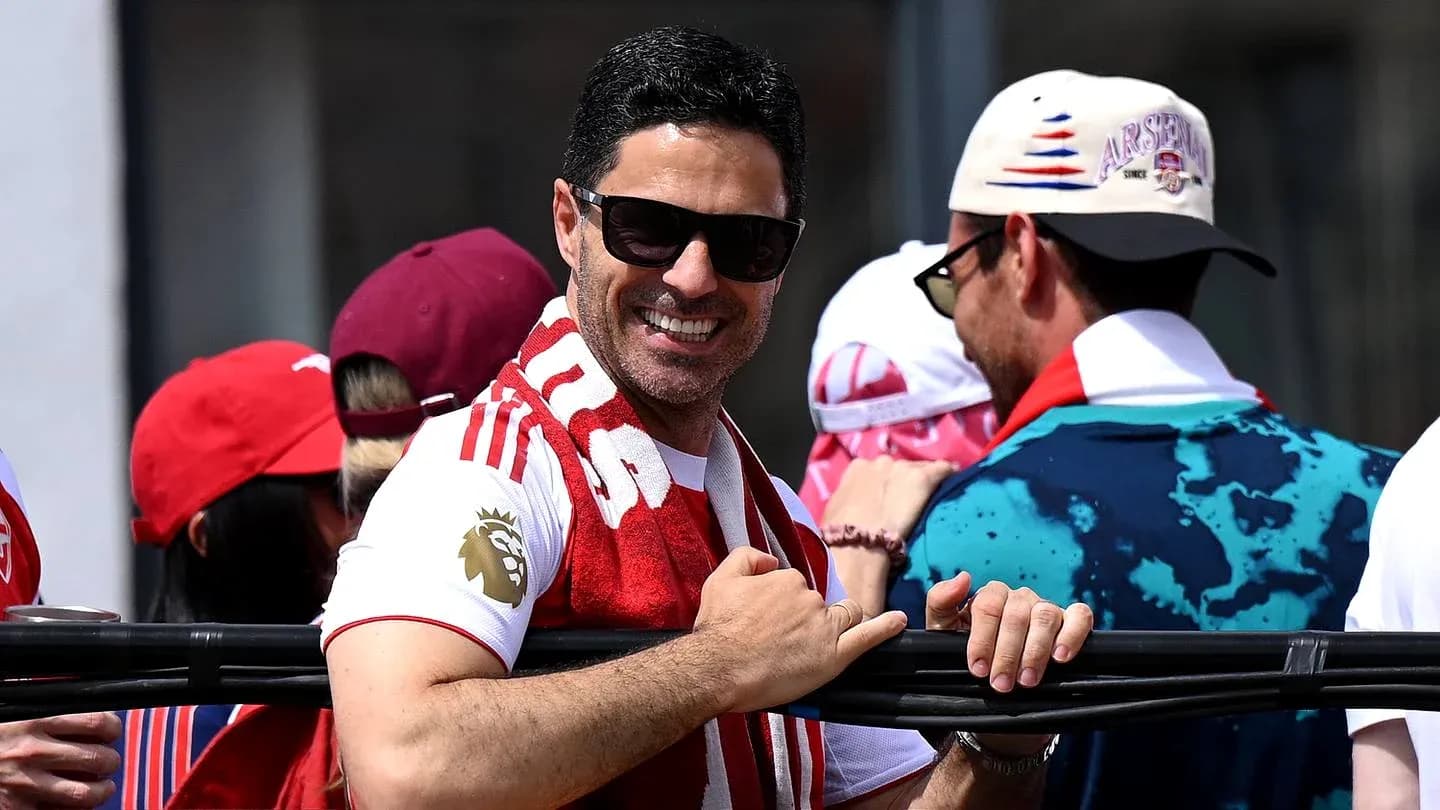 Hombre con gafas sonriendo en evento deportivo