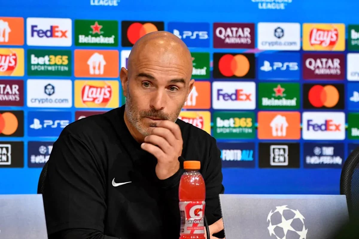 Entrenador en rueda de prensa de la Champions League