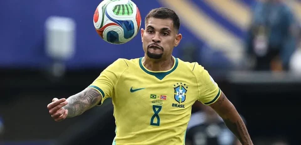 Jugador de Brasil controla el balón durante el partido