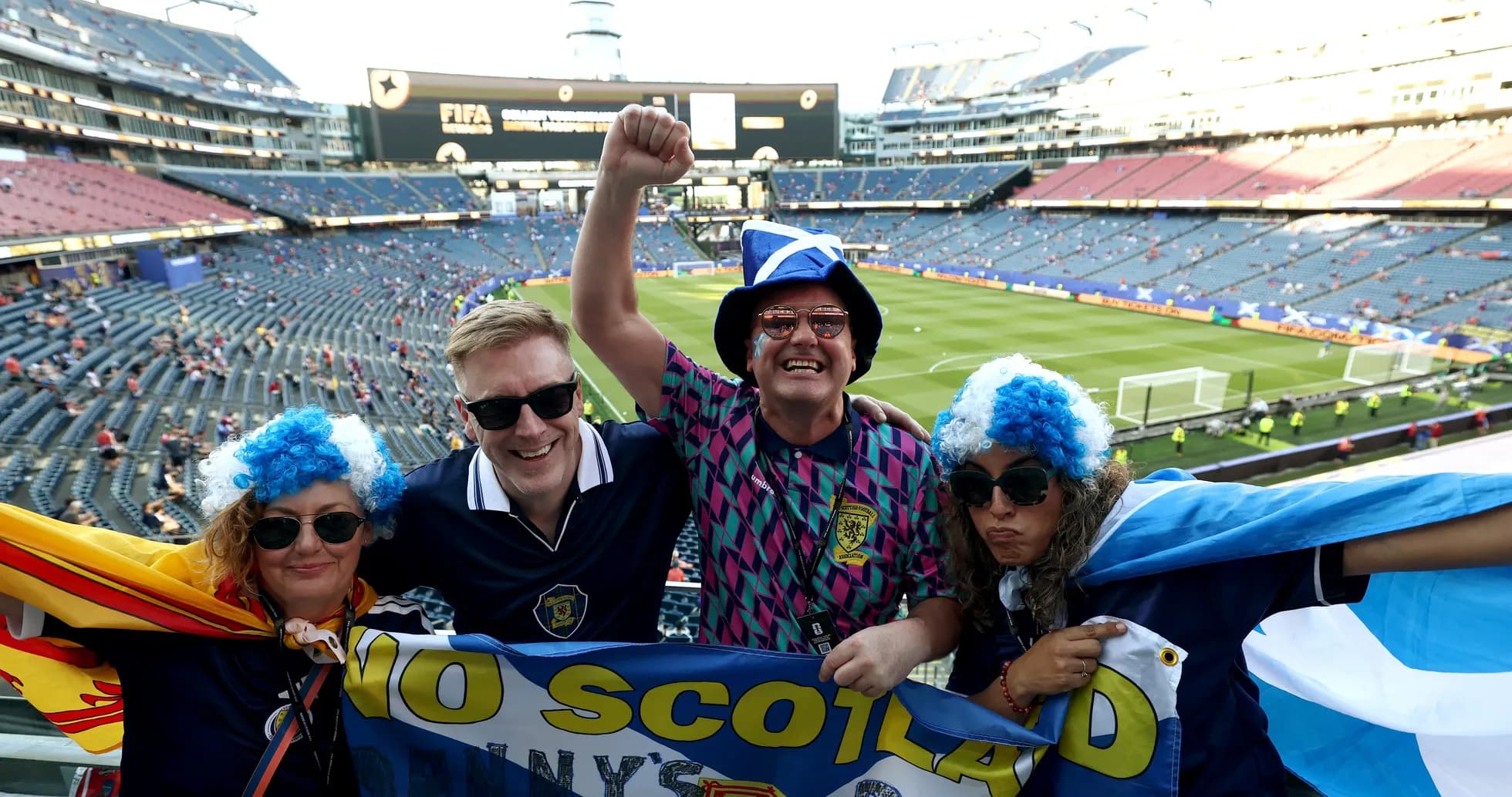 Aficionados de Escocia animando en el estadio