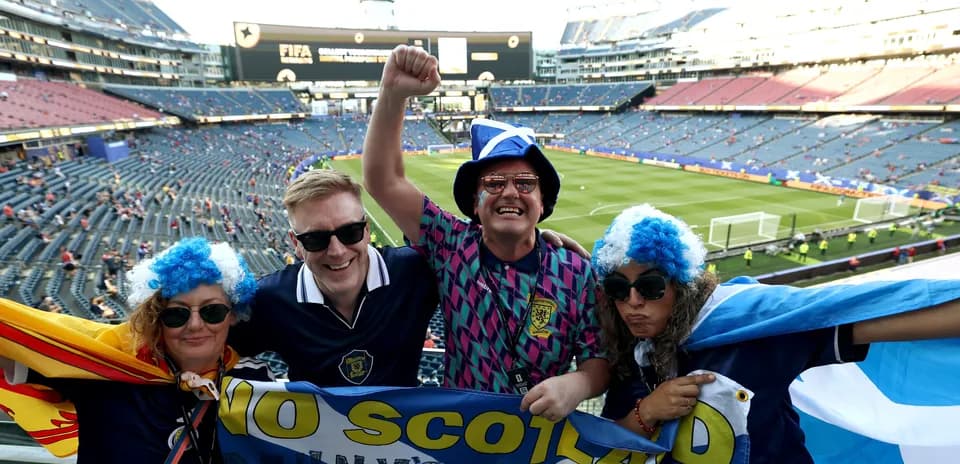 Aficionados de Escocia animando en el estadio