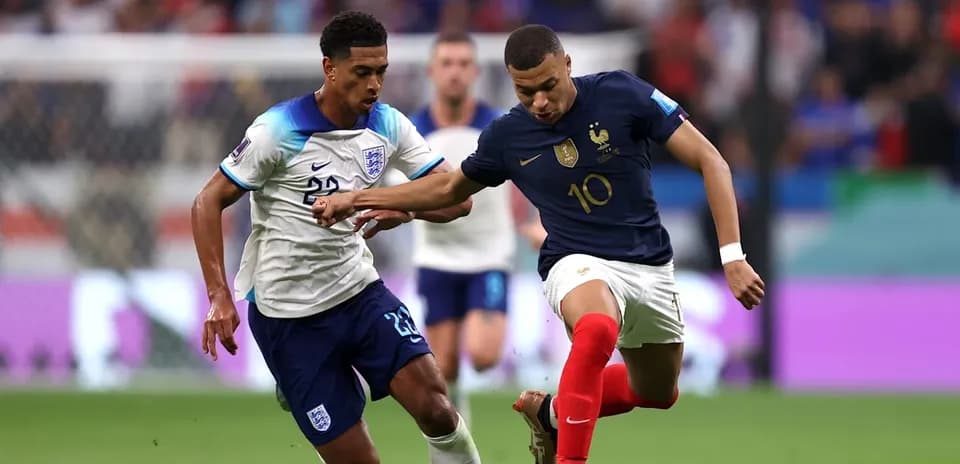 Mbappé y jugador de Inglaterra compitiendo por el balón