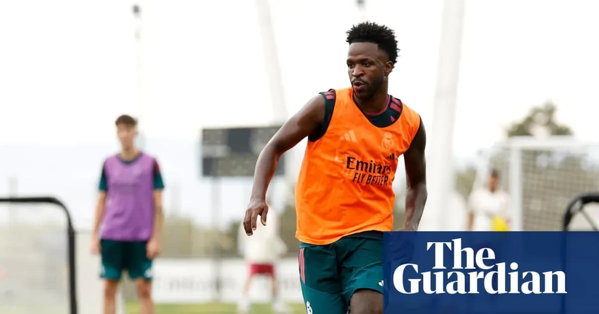Jugador entrenando con camiseta de entrenamiento del Real Madrid
