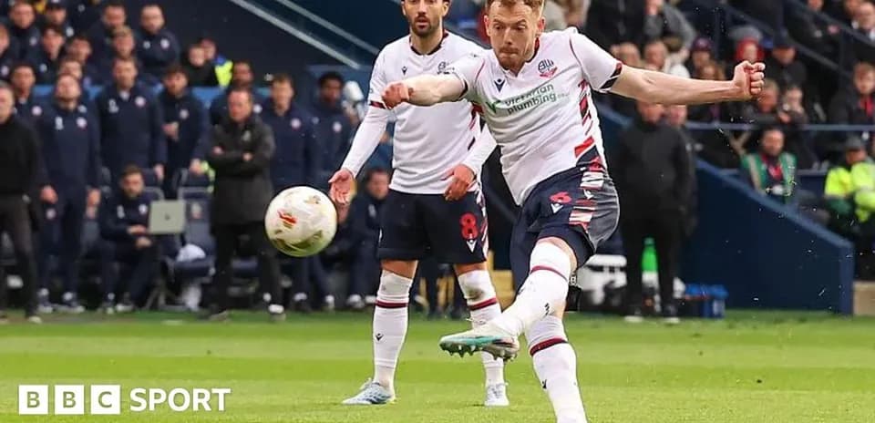 Jugador de Bolton ejecutando un tiro libre durante el partido