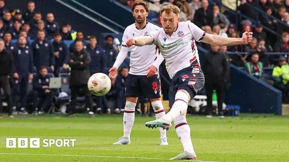 Jugador de Bolton ejecutando un tiro libre durante el partido