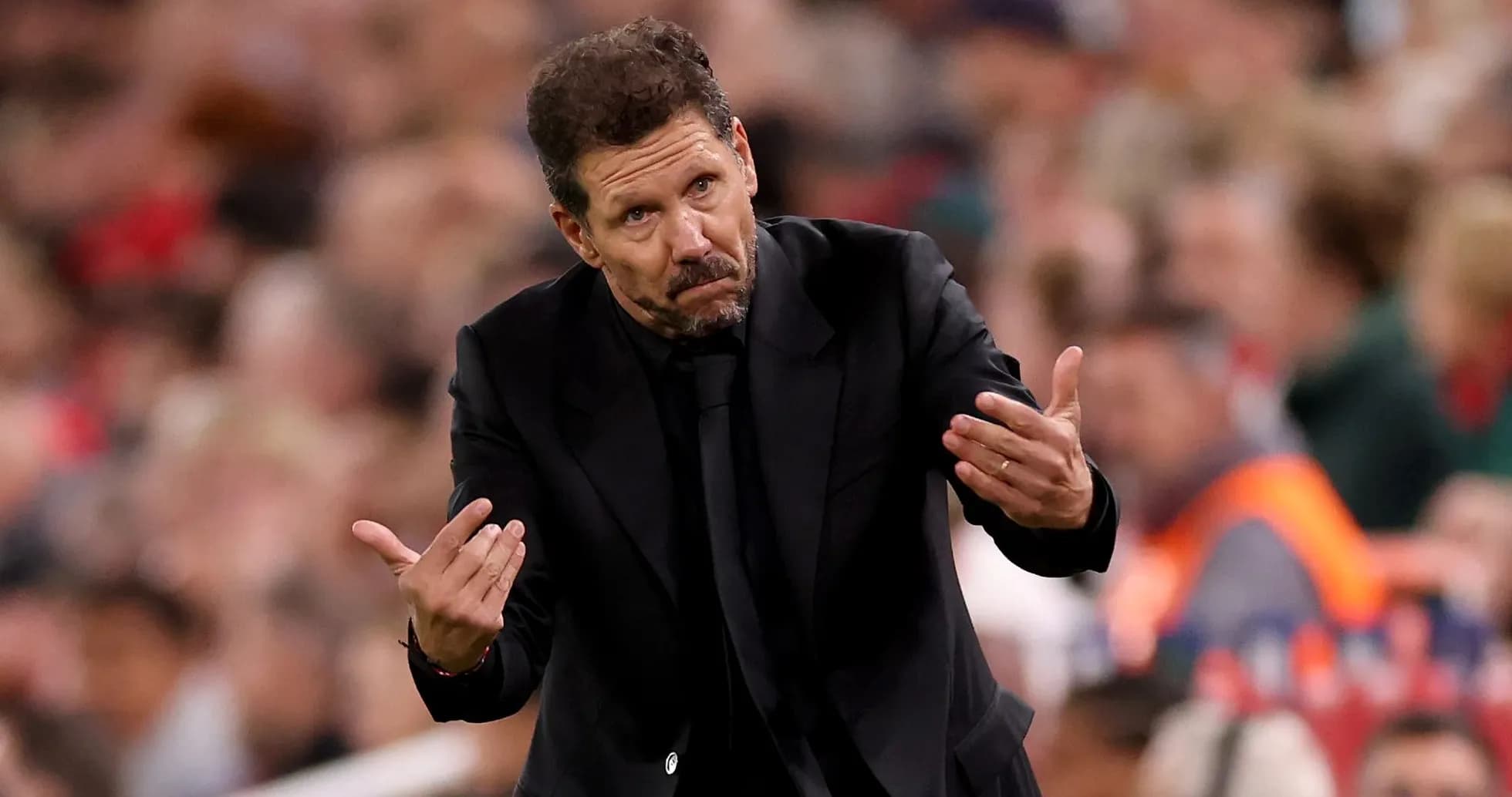 Entrenador gesticulando en la banda durante el partido