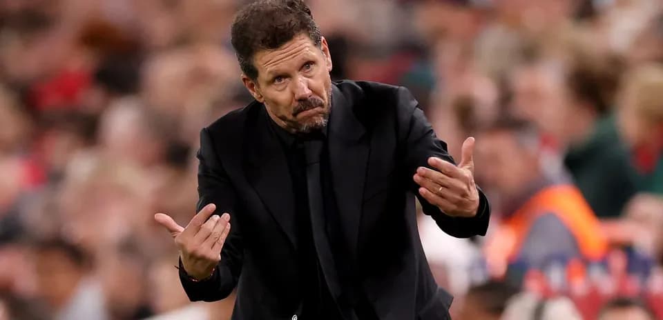 Entrenador gesticulando en la banda durante el partido