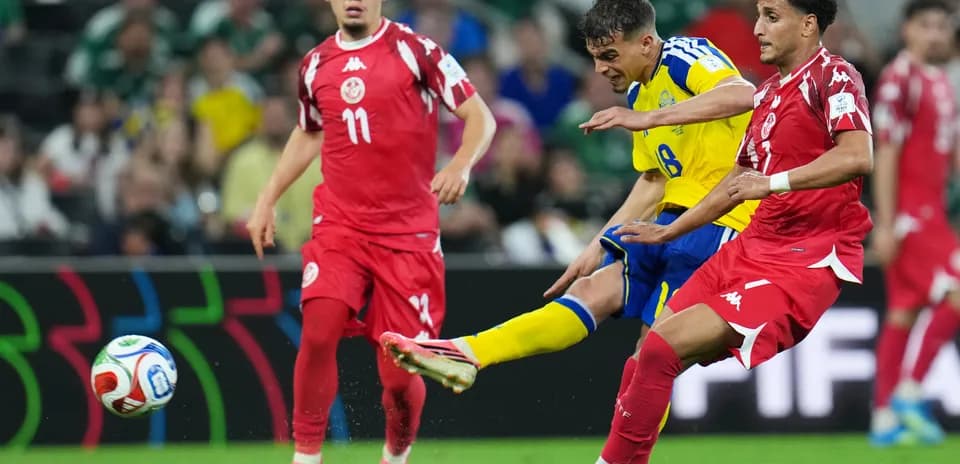 Jugador sueco chutando el balón contra Túnez