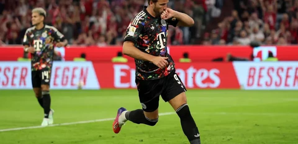 Jugador celebrando un gol en el campo de fútbol
