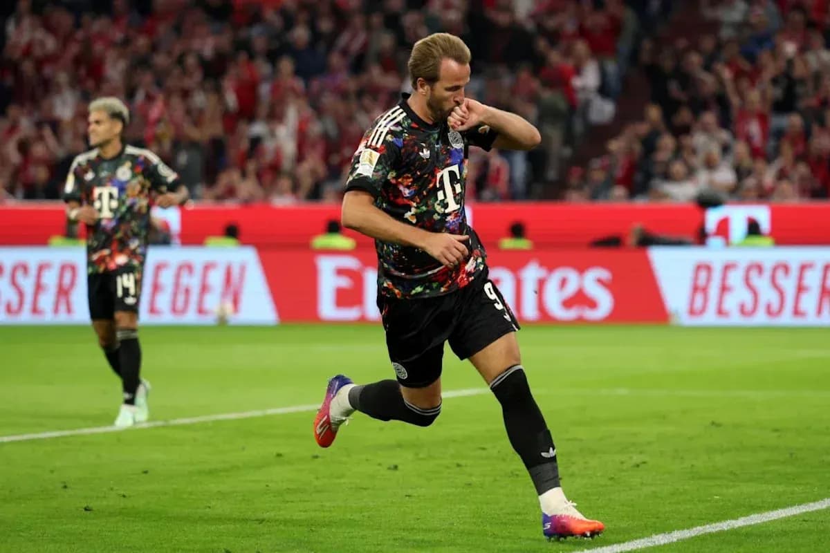 Jugador celebrando un gol en el campo de fútbol