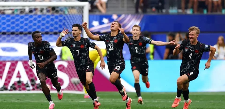 Jugadores celebrando un gol en partido de fútbol