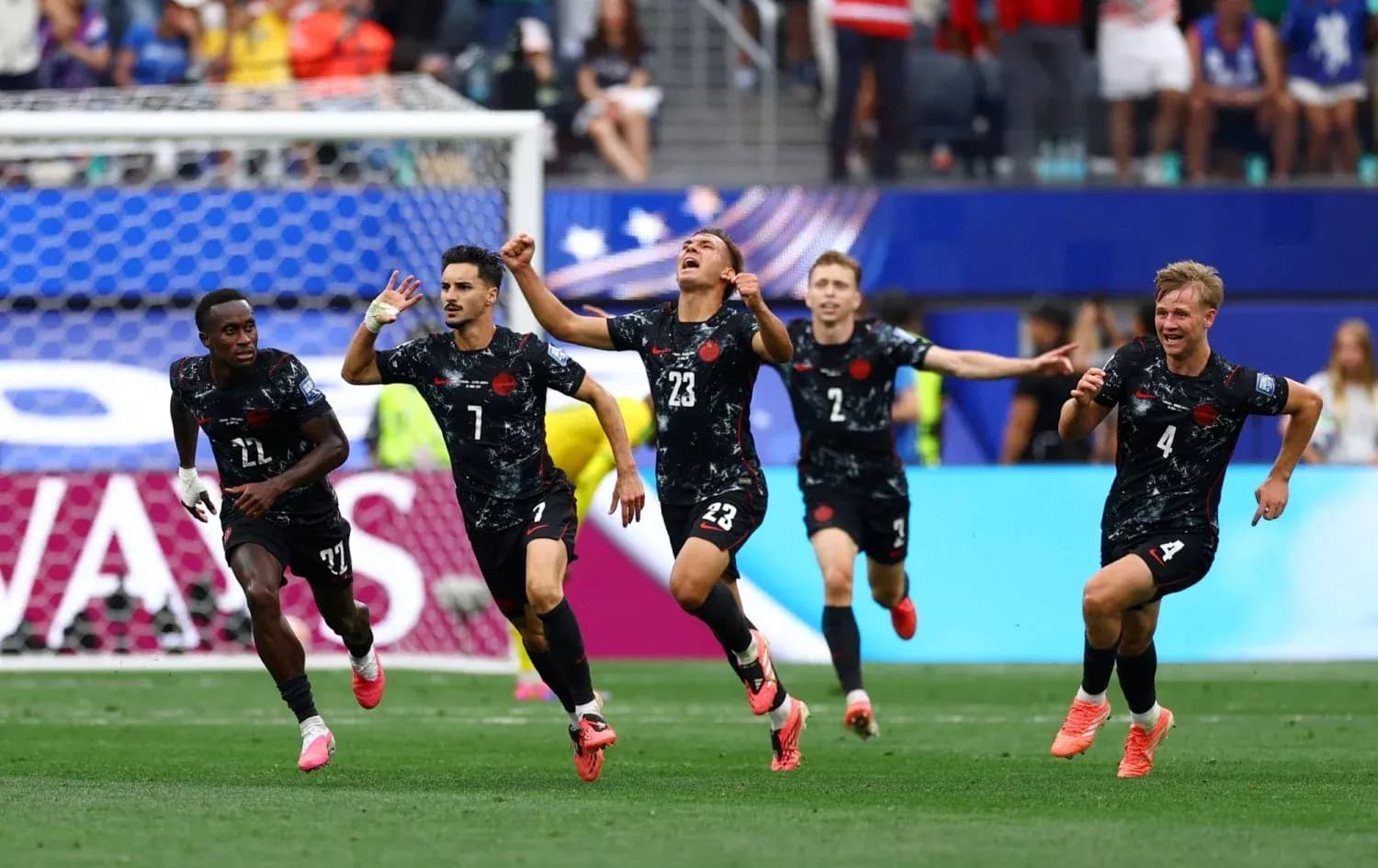 Jugadores celebrando un gol en partido de fútbol