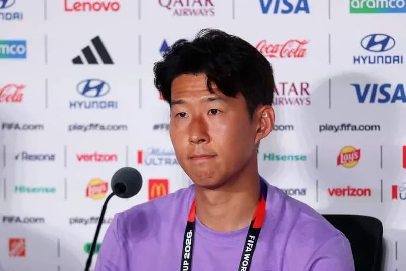 Jugador en conferencia de prensa con micrófono