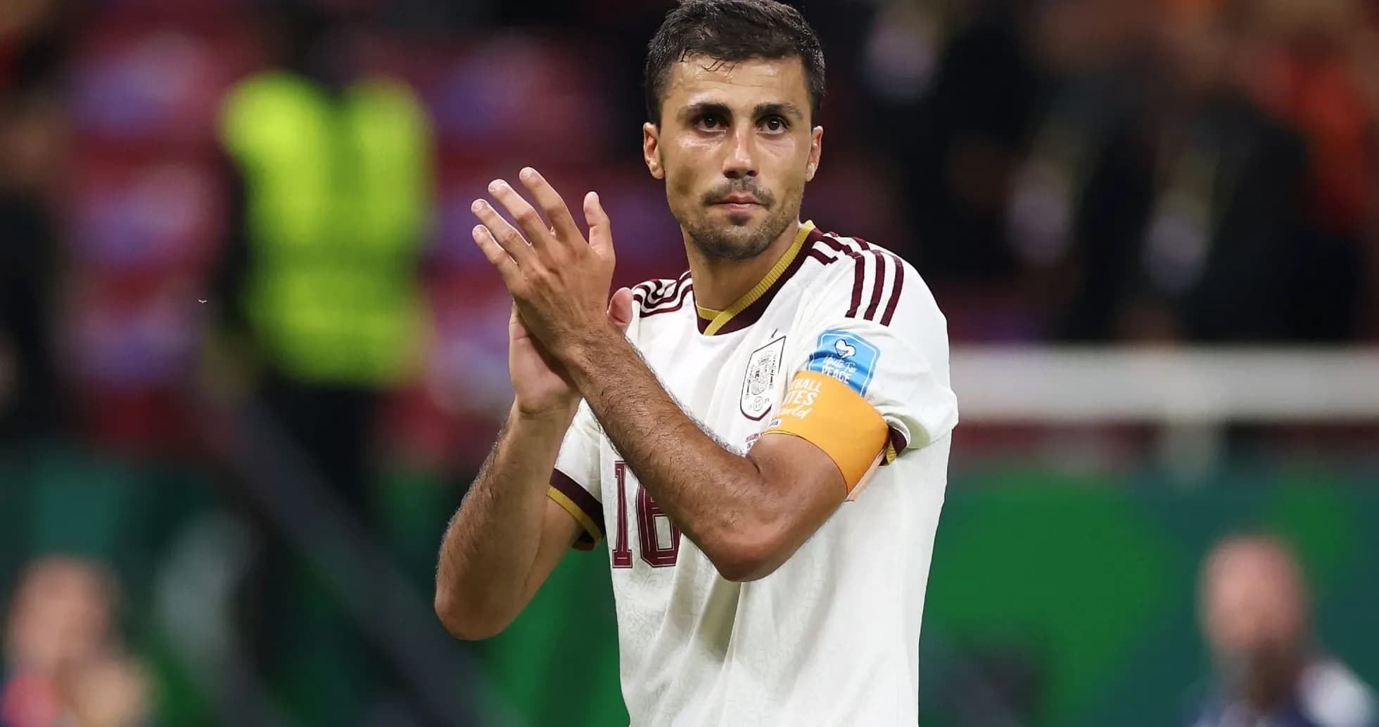 Jugador aplaudiendo tras el partido en el estadio