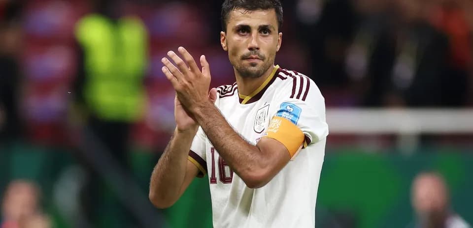 Jugador aplaudiendo tras el partido en el estadio