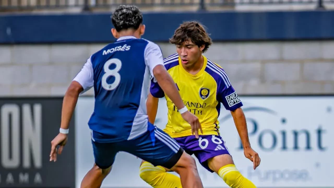 Dos jugadores compitiendo por el balón
