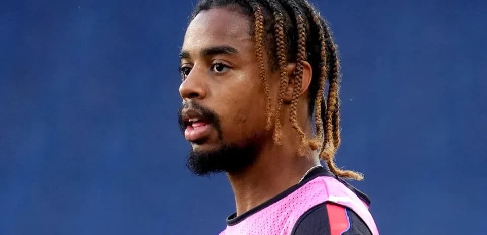 Jugador en entrenamiento con camiseta rosa