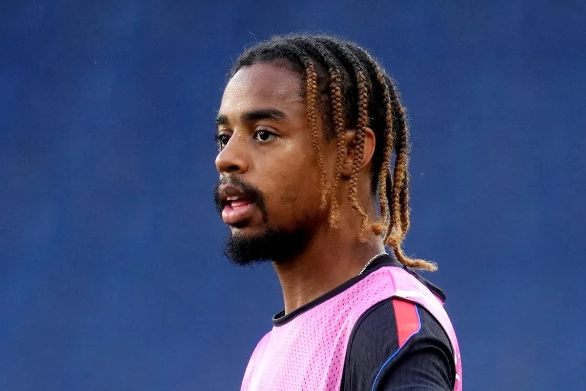 Jugador en entrenamiento con camiseta rosa