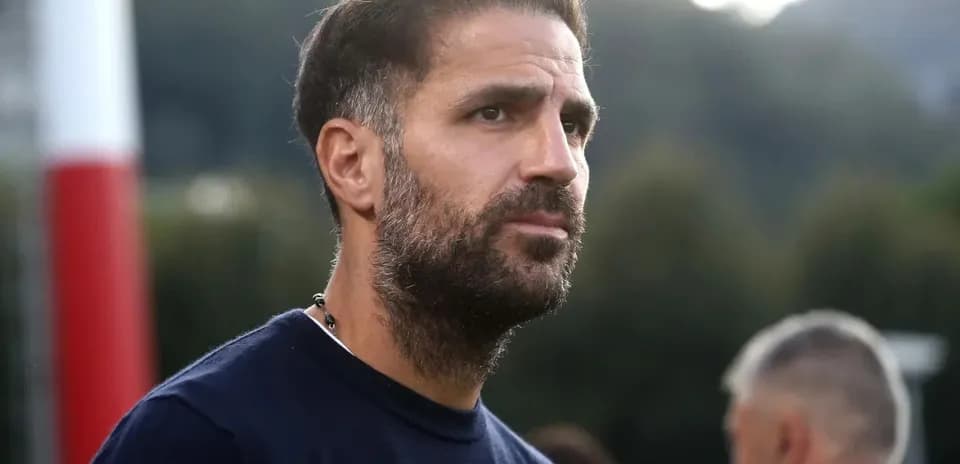 Entrenador observando la práctica en el campo