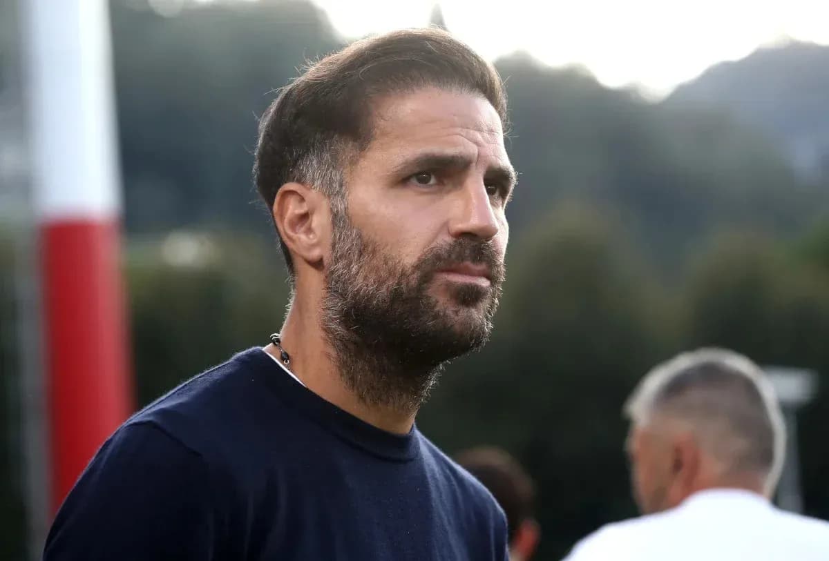 Entrenador observando la práctica en el campo