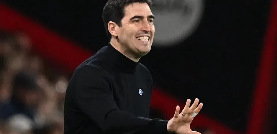 Entrenador gesticulando en el banquillo durante el partido