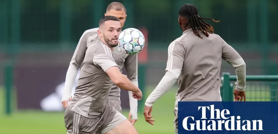 Jugadores entrenando y pasando el balón en la cancha