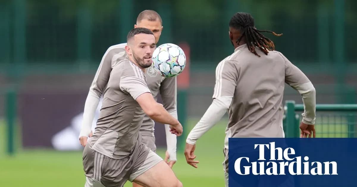 Jugadores entrenando y pasando el balón en la cancha