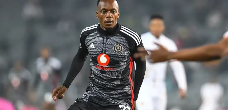Jugador de Orlando Pirates corriendo con balón en partido