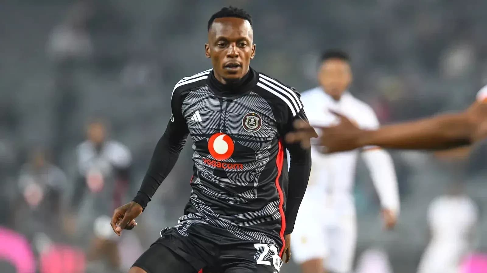 Jugador de Orlando Pirates corriendo con balón en partido