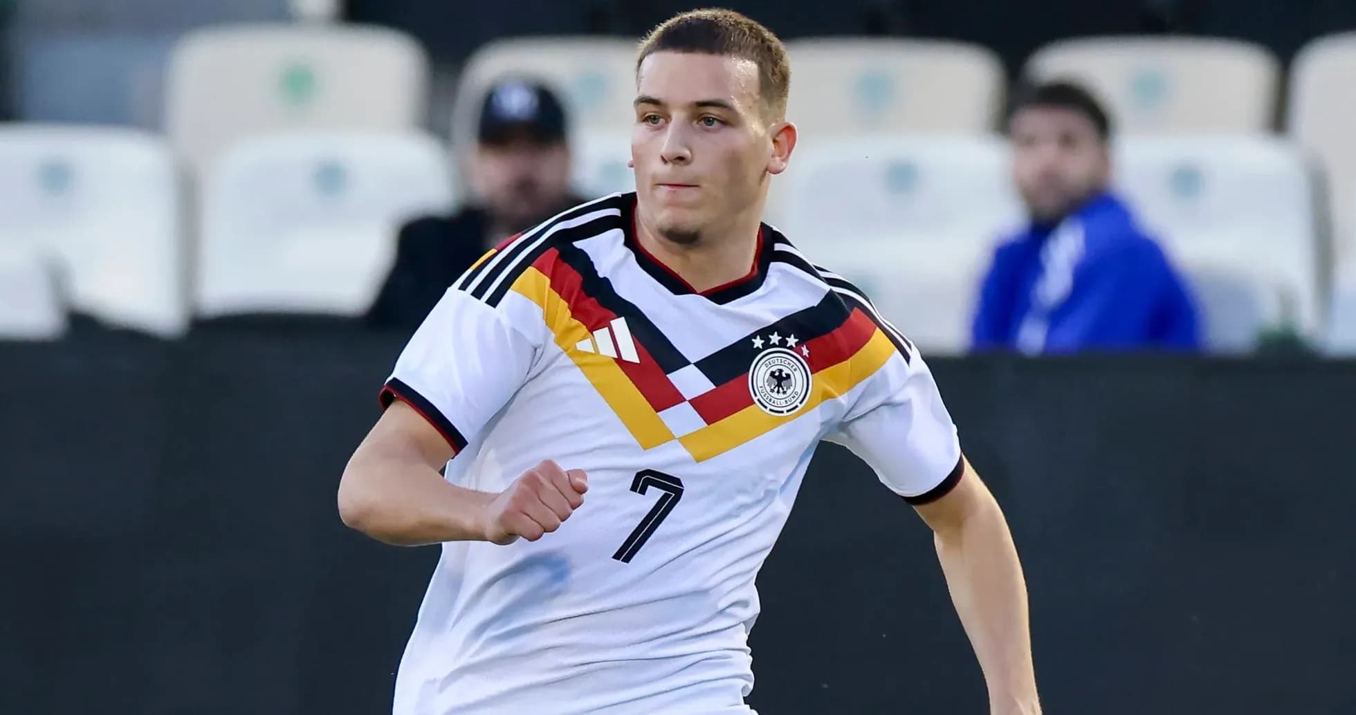 Jugador de Alemania corriendo con balón durante el partido