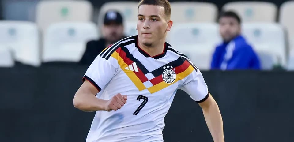 Jugador de Alemania corriendo con balón durante el partido