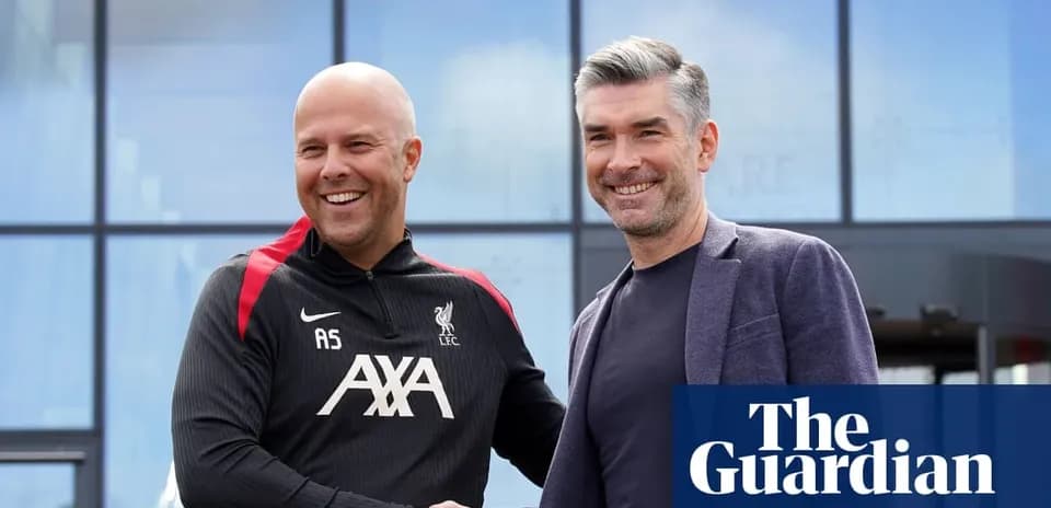 Entrenadores de Liverpool estrechando manos en el club