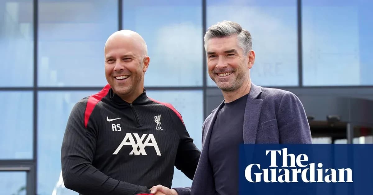 Entrenadores de Liverpool estrechando manos en el club