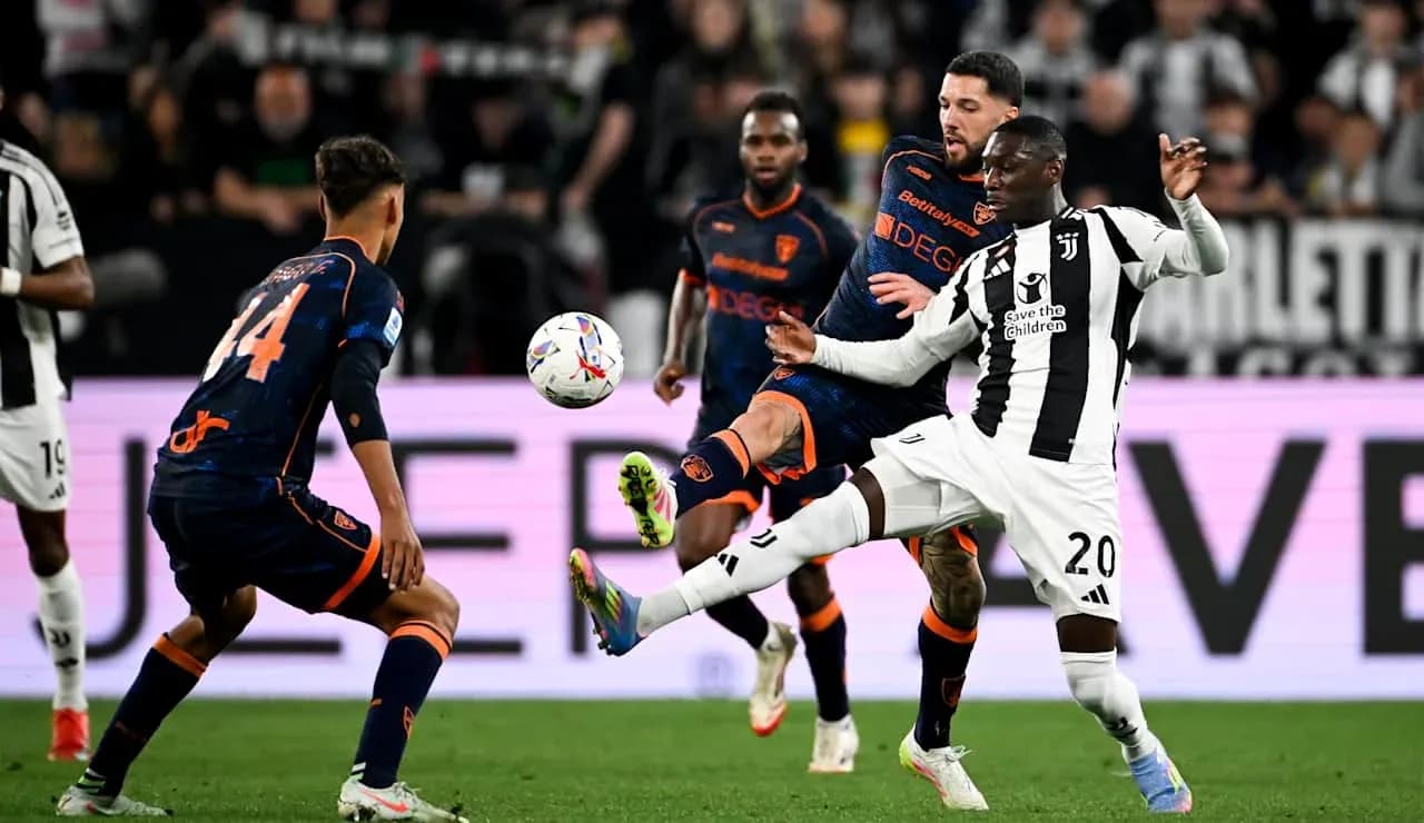 Jugadores de Lecce y Juventus en acción